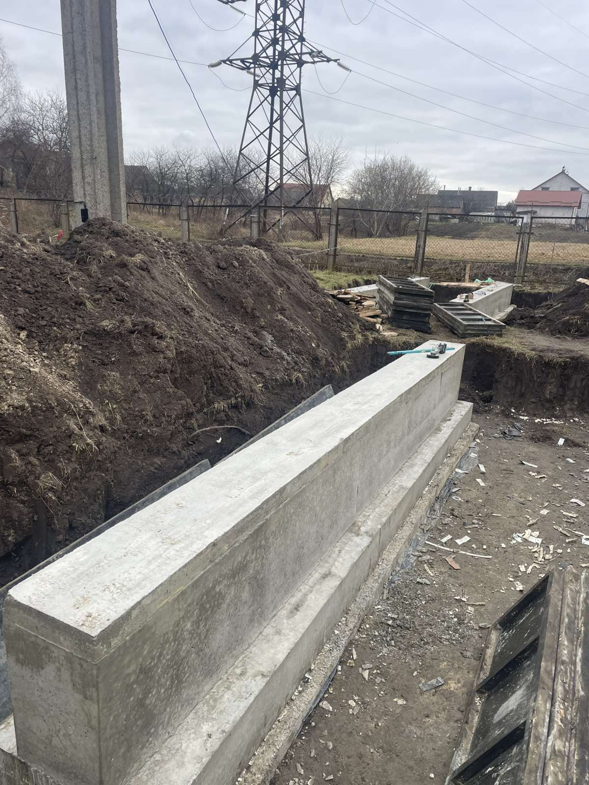 Стрічковий фундамент під ключ